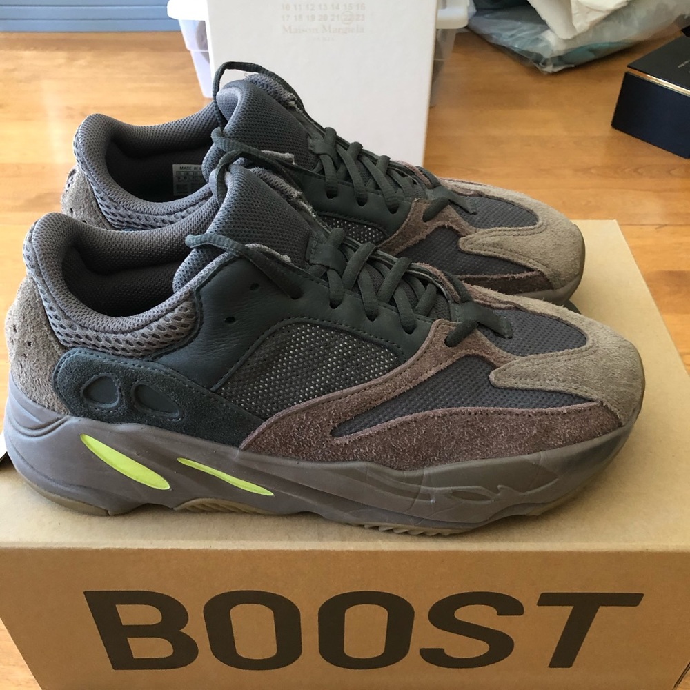 Yeezy Boost 700 Mauve Size 9